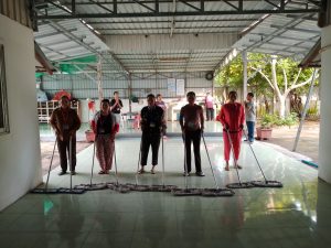 ក្រោយម៉ោងចេញ យើងនាំគ្នាសំអាតកន្លែងធ្វើការអោយបានស្អាត