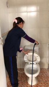 សកម្មភាពសម្អាតបន្ទប់ទឹក ជារៀងរាល់ព្រឹកនៅក្រុមហ៊ុនNissin Lotus Garment Co.,Ltd