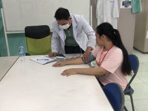 ការពិនិត្យជម្ងឺនិងពិរោះយោបលអំពីបញ្ហាសុខភាពជាមួយលោកគ្រូពេទ្យប្រចាំការនៅរោងចក្រ